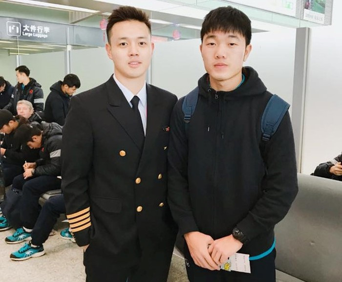 Phi công Trần Thanh Hiếu (1991, Hà Nội) từng gây sốt cộng đồng mạng bởi vẻ ngoài điển trai. Anh từng trực tiếp điều khiển chuyến bay đón đội tuyển Việt Nam về nước sau giải U23 châu Á. Ảnh: FB.