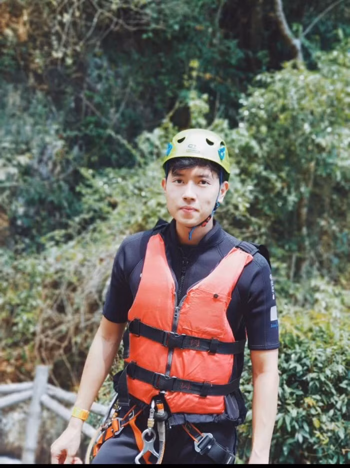 Bên cạnh vẻ ngoài điển trai với má lúm đồng tiền, chàng cơ trưởng trẻ tuổi còn khiến cho nhiều cô gái phải mê mẩn bởi thân hình vạm vỡ vô cùng nam tính. Ảnh: Pose.