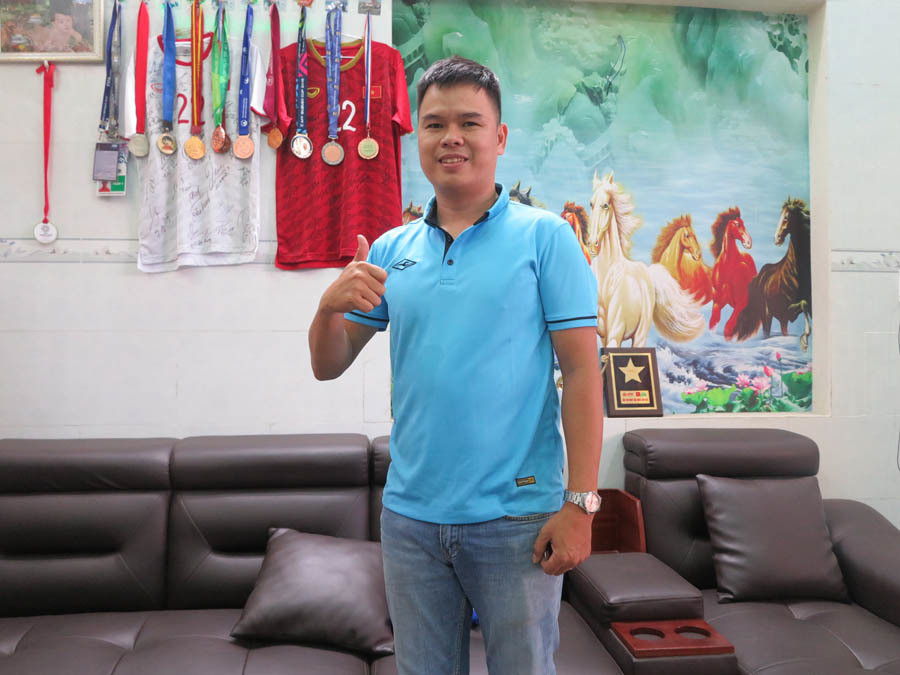 Tầng dưới là khu bếp và phòng trưng bày các kỷ niệm chương, huy chương... mà cầu thủ Tiến Linh nhận được những năm qua. Ảnh: Vietnamnet.