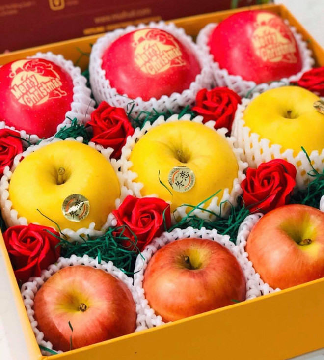 Tung ra đúng dịp Noel nên loại táo này khá hút khách dù có giá tới 450.000 đồng/quả. Ảnh: Baodansinh.