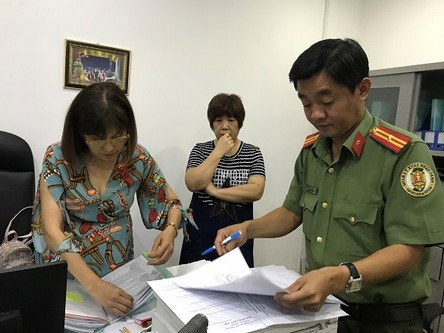 Thieu tien khi di pha thai, co gai nghi bi 