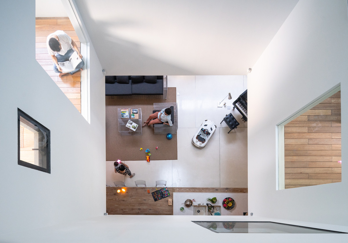 Thay vì mở ra bốn phía xung quanh, kiến trúc sư tạo ra sự kết nối theo chiều dọc giữa ngôi nhà và bầu trời.