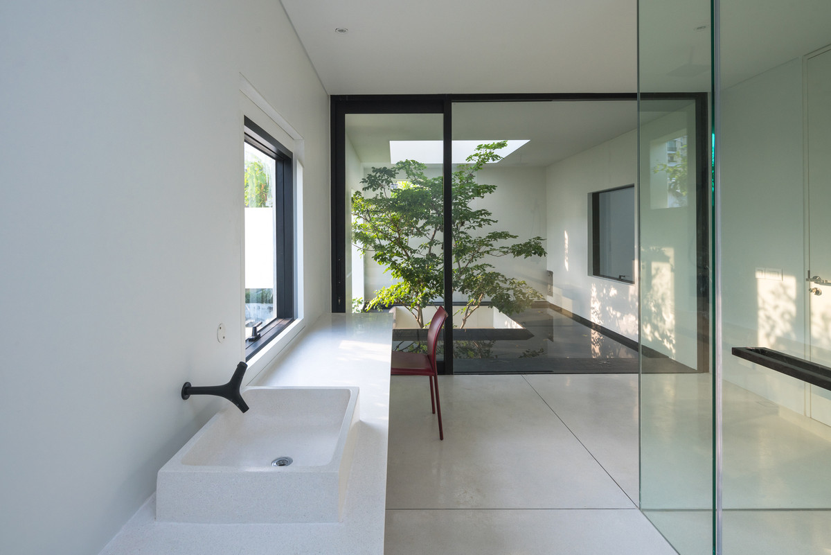 Phòng tắm thiết kế mở. Nguồn ảnh: Trieu Chien, Oki Hiroyuki, Hoang Le.