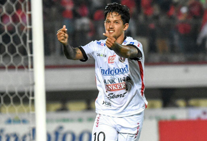 Irfan Bachdim (sinh năm 1988) ở Hà Lan và đang thi đấu cho câu lạc bộ Bali United. Nam cầu thủ này được nhiều người biết đến với biệt danh "Beckham Indonesia" vì tài năng và có ngoại hình điển trai.