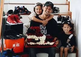 Bên cạnh đó, một số nguồn tin cho biết Ifran Bachdim sở hữu 10 đôi giày Air Jordan, ước tính tổng trị giá khoảng 40 triệu Rupiah (tương đương 66 triệu đồng).