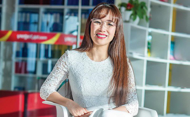 Trước đó, hồi tháng 3/2019 bà Thảo từng được tạp chí Forbes công bố danh sách tỷ phú thế giới với xếp hạng thứ 1.008 cùng khối tài sản 2,3 tỷ USD. Chỉ sau 6 tháng, khối tài sản của bà chủ Vietjet Air đã tăng 200 triệu USD và đạt mốc 2,5 tỷ USD. Ảnh: Zing