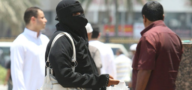 Chính vì mức thu nhập quá hấp dẫn và được xem là “việc nhẹ lương cao”, có rất nhiều du khách quốc tế, đặc biệt là khách châu Á thường đến “du lịch” tại Dubai để ăn xin. Theo đó, những người này thường đến Dubai hợp pháp với thị thực khoảng 3 tháng. Trong đó có nhiều người xin visa kinh doanh hoặc du lịch. Ảnh: Emirates247.