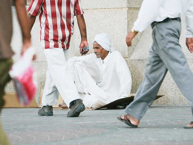 Theo Khaleej Times, hồi tháng 7 năm nay cảnh sát Dubai đã bắt giữ một nữ ăn mày kiếm được tới 50.000 USD chỉ trong vỏn vẹn 17 ngày. Cũng trong thời điểm đó, nhà chức trách bắt giữ tổng cộng 128 ăn mày, bao gồm 108 người nước ngoài. Ảnh: Gulf News.