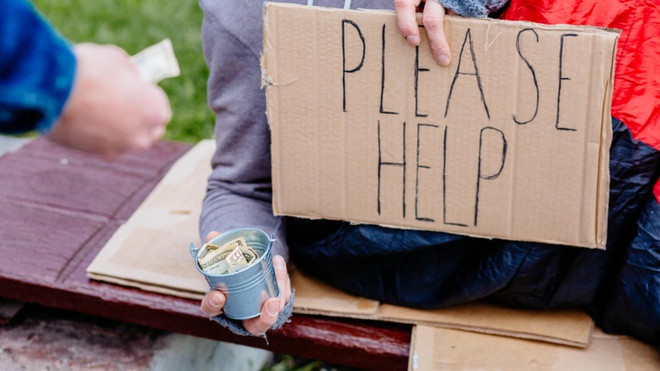 Đại úy Abdullah Al Shehhi, Phó giám đốc bộ phận tội phạm mạng của Cảnh sát Dubai, cho biết ăn xin qua các kênh trực tuyến có thể bị phạt tù hoặc phạt tiền. Ảnh: AI Bawaba.