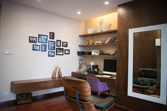 Góc làm việc riêng của nam diễn viên sử dụng toàn bộ nội thất gỗ. Ảnh: Dân Việt.