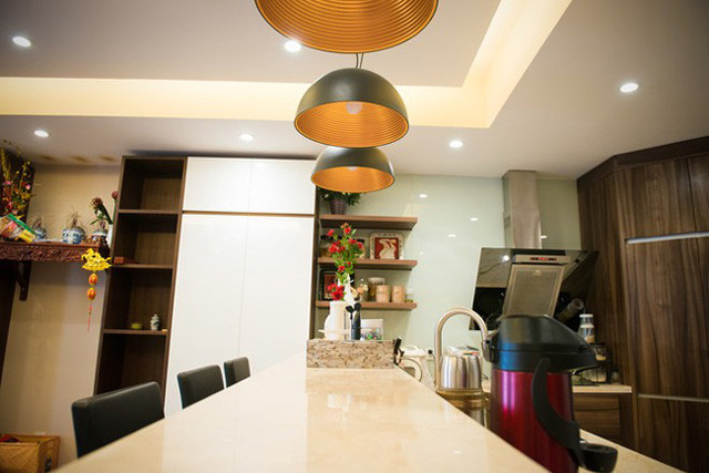 Nhà bếp xinh xắn có quầy bar nhỏ với hệ thống đèn bắt mắt. Ảnh: Dân Việt.