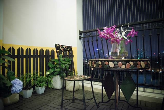 Ở ban công, ông chủ thương hiệu thời trang SEVEN.am đặt chiếc bàn nhỏ để các thành viên có thể ngồi uống nước và ngắm thành phố khi đêm về. Ảnh: Dân Việt.