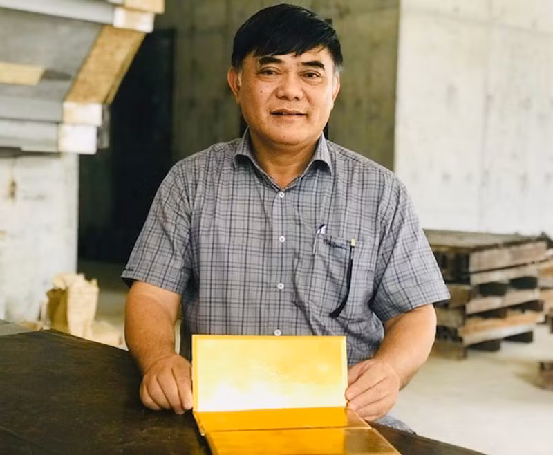 Chục năm trước đây, ông được biên chế là người xích lô chở bia thứ 100 của Nhà máy Bia Hà Nội. Giữ được uy tín với các cửa hàng bán bia, tín đồ bia hơi Hà Nội đã đặt cho ông biệt danh “Đường bia”.