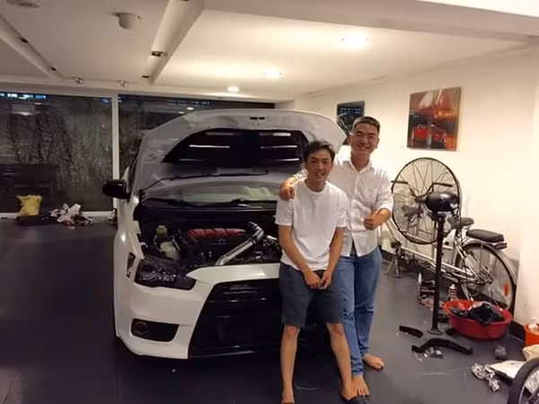 Cường Đô La còn thiết kế dàn cửa kính phía sau và trồng cây xanh giúp căn phòng thêm thoáng mát, không bị mùi xăng xe.