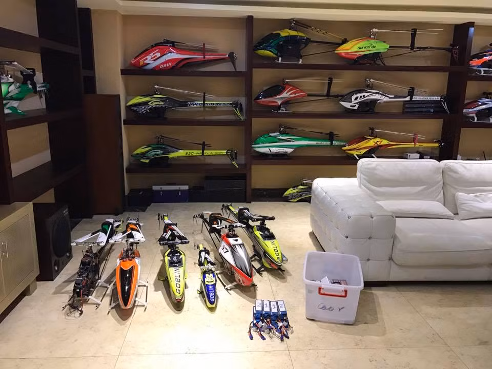 Một góc phòng là tủ trưng bày đồ chơi, những chiếc trực thăng mô hình. Nguồn ảnh: FBNV.