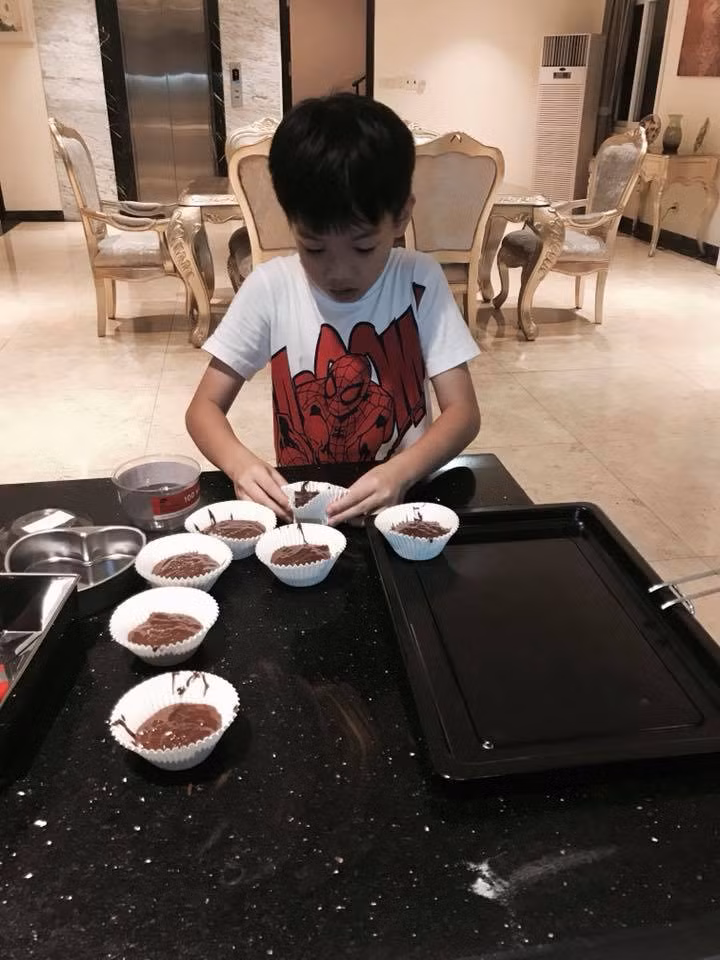 Phòng bếp cũng rất rộng, được lát sàn đá vân màu trắng be nhẹ nhàng.