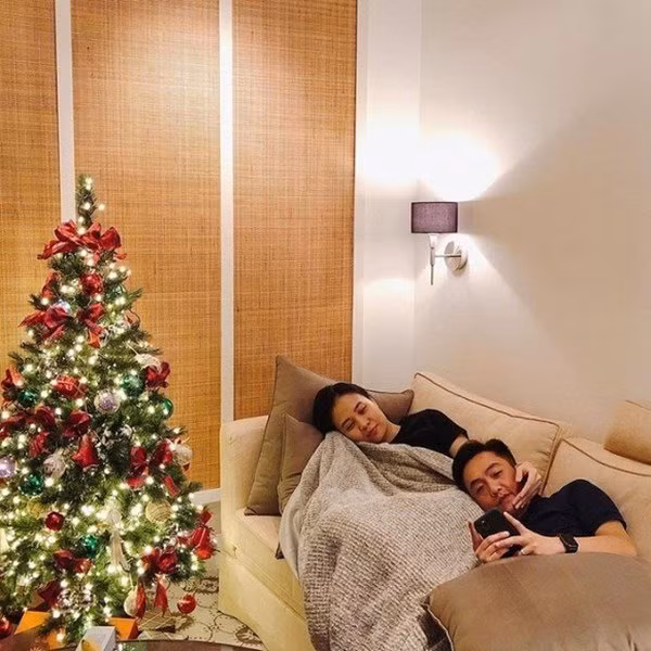 Mới đây, trên trang cá nhân, Đàm Thu Trang chia sẻ bức ảnh tình tứ và lãng mạn bên cạnh ông xã Cường Đô La. Chuẩn bị cho Giáng sinh sắp tới, vợ chồng Cường Đô La trang trí nhà với cây thông nhỏ bắt mắt.