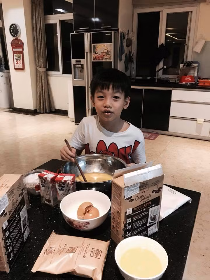 Tủ bếp đơn giản với 2 màu trắng đen sạch sẽ.