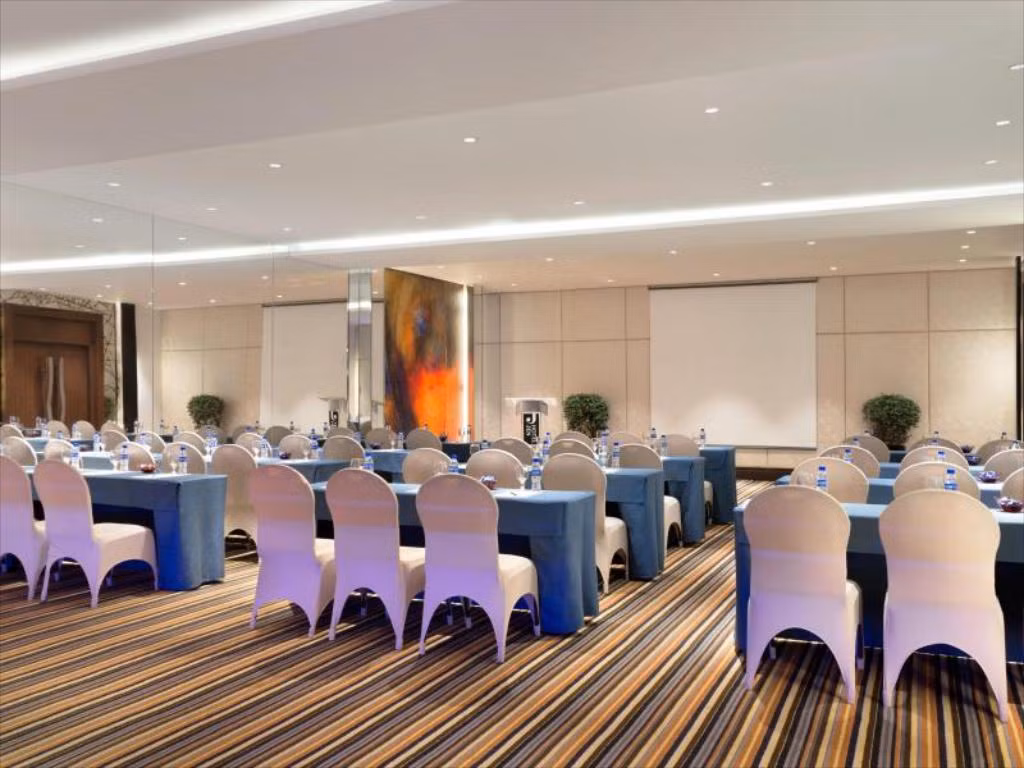 Khách sạn còn có không gian phục vụ tổ chức sự kiện với sức chứa khoảng 600 người. Nguồn ảnh: Agoda.