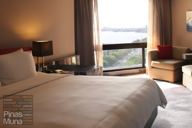 Nhiều phong cung cấp cho du khách tầm nhìn quang cảnh thành phố, khung cảnh ấn tượng trên vịnh Manila.