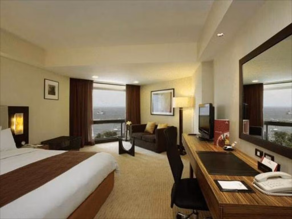 Mỗi phòng nghỉ trong khách sạn trang bị các tiện nghi cơ bản như giường ngủ êm ái, phòng tắm riêng...