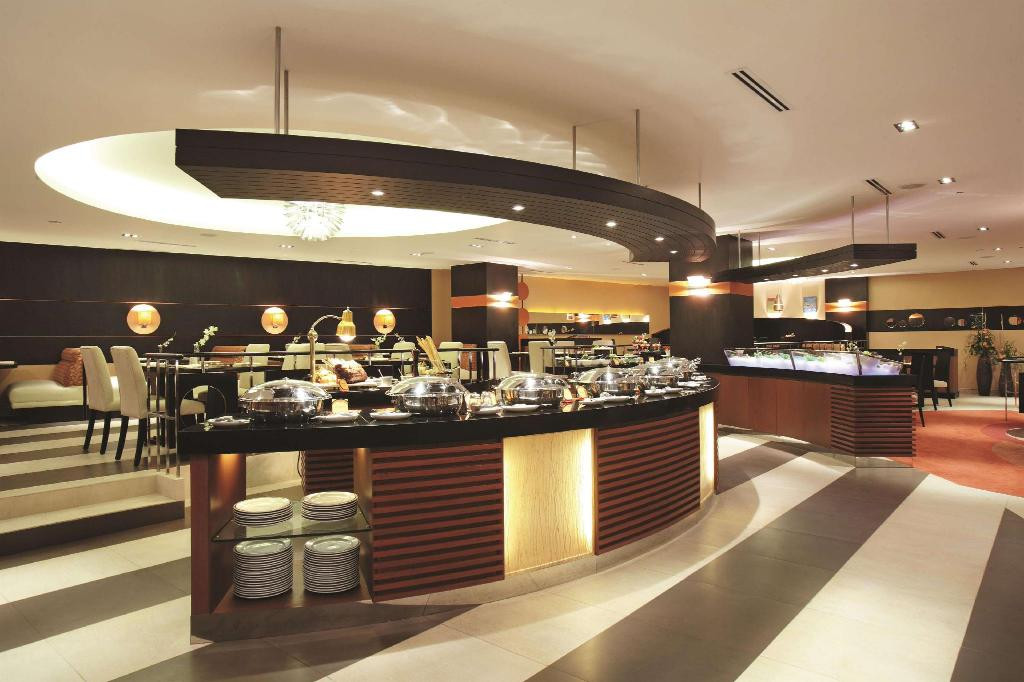 Nhà hàng trong khách sạn U22 Việt Nam nghỉ tại Philippines phục vụ nhiều sự lựa chọn khách nhau, từ món ăn địa phương tới ẩm thực quốc tế để du khách thưởng thức.