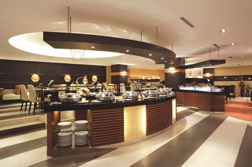 Nhà hàng trong khách sạn U22 Việt Nam nghỉ tại Philippines phục vụ nhiều sự lựa chọn khách nhau, từ món ăn địa phương tới ẩm thực quốc tế để du khách thưởng thức.