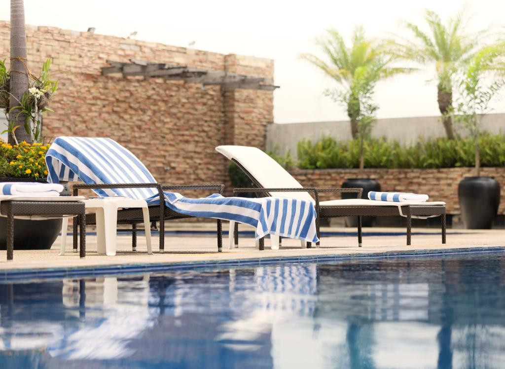 Đây là khách sạn 4 sao, cách sân bay quốc tế và nội địa 20 phút đi lại.