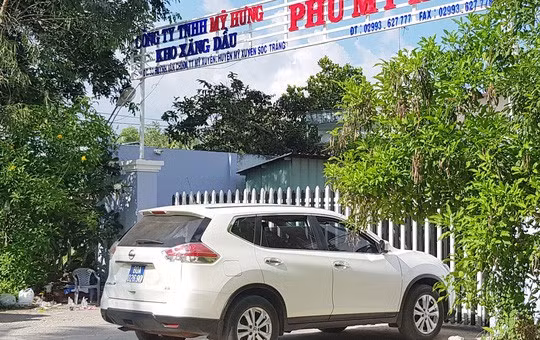 Trước đó, vào cuối tháng 5/2019, Công an tỉnh Đắk Nông phối hợp với Cảnh sát Kinh tế (Bộ Công an) khám xét kho xăng dầu Phú Mỹ Hưng của Petrol Mỹ Hưng do đại gia Trịnh Sướng làm chủ, tại thị trấn Mỹ Xuyên, huyện Mỹ Xuyên (Sóc Trăng). Ảnh: Vietnamnet.