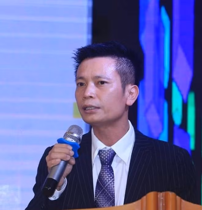 Ngày 20/8/2019, Cơ quan An ninh điều tra, Bộ Công an đã ra quyết định truy nã bị can Trần Khắc Hùng (Chủ tịch Hội đồng Quản trị kiêm Viện trưởng Viện Đào tạo liên tục Trường Đại học Đông Đô) về tội “Giả mạo trong công tác”, quy định tại Điều 359, Bộ luật hình sự. Ảnh: Khám phá.