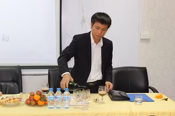 Ngoài vị trí Chủ tịch HĐQT ĐH Đông Đô, ông Trần Khắc Hùng cũng được biết đến là một doanh nhân khá có tiếng, sở hữu một số doanh nghiệp hoạt động trong các lĩnh vực khác nhau như Tập đoàn Sara và Công ty Cổ phần Đầu tư và Thương mại VNN. Ảnh: Baosuckhoecongdong.