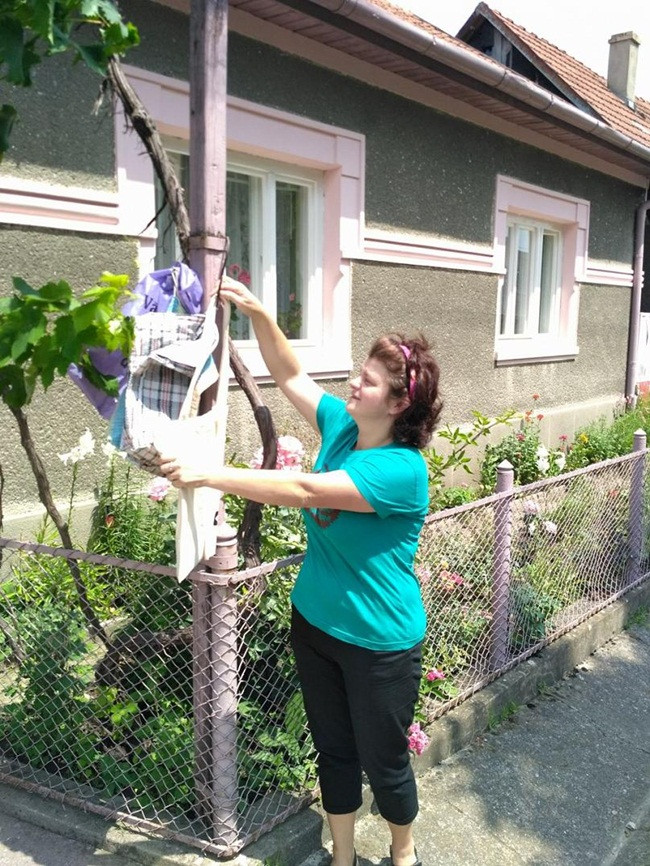 Người bán bánh mì sẽ để lại số ổ bánh mì tương ứng số tiền khách để trong túi rồi lấy tiền đi về.