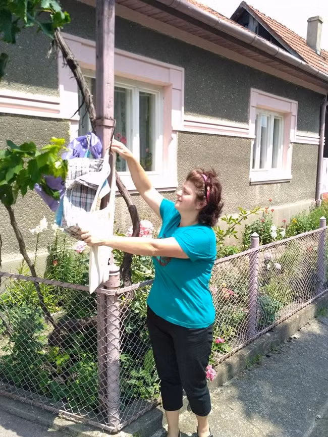 Người bán bánh mì sẽ để lại số ổ bánh mì tương ứng số tiền khách để trong túi rồi lấy tiền đi về.