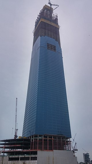 Trên đỉnh tòa nhà chọc trời này có một vương miện chiếu sáng cao 65m. Ảnh: Wiki.