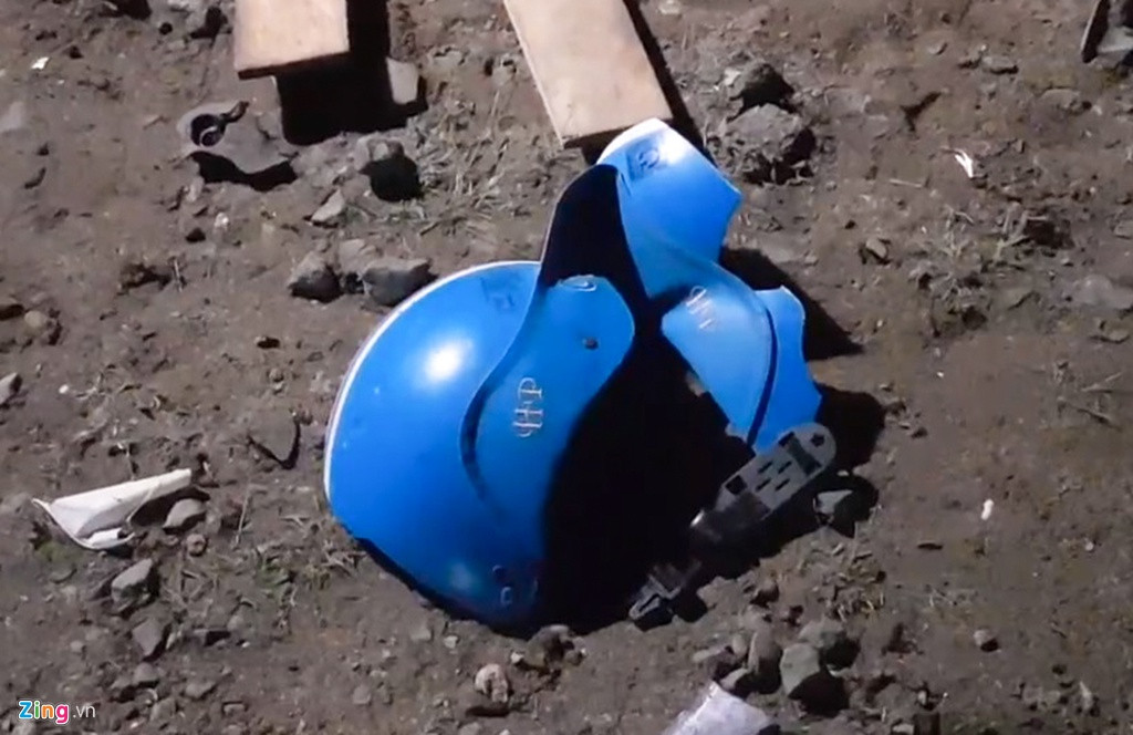 Mũ bảo hiểm của nạn nhân văng xuống đường vỡ toác. "Đang ăn cơm, vợ chồng nghe tiếng xe gầm rú ầm ầm ngoài đường. Chúng tôi chạy ra ngoài thì nhìn thấy nhiều người bị thương, máu chảy lênh láng, nằm la liệt", bà Trần Thị Tuyết (ngụ huyện Đông Hòa) thuật lại.