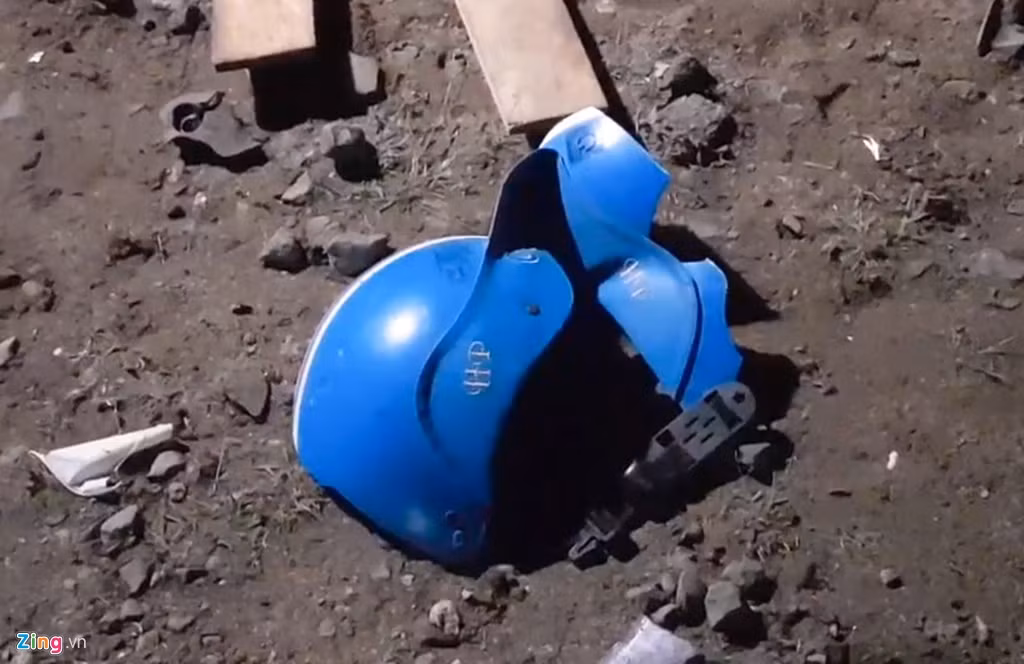 Mũ bảo hiểm của nạn nhân văng xuống đường vỡ toác. "Đang ăn cơm, vợ chồng nghe tiếng xe gầm rú ầm ầm ngoài đường. Chúng tôi chạy ra ngoài thì nhìn thấy nhiều người bị thương, máu chảy lênh láng, nằm la liệt", bà Trần Thị Tuyết (ngụ huyện Đông Hòa) thuật lại.