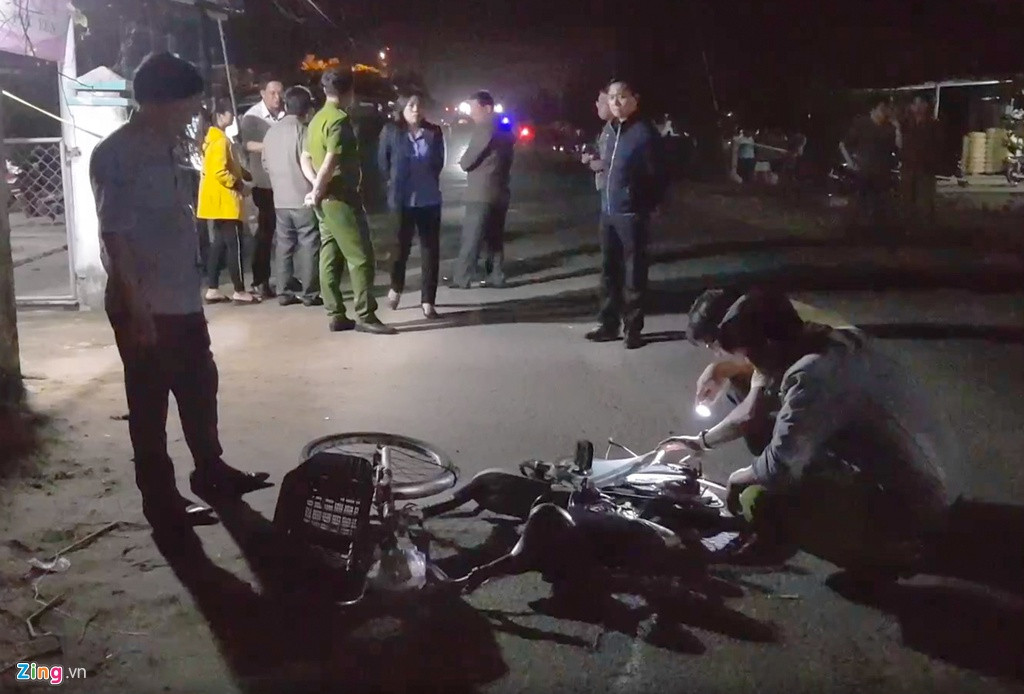 Cảnh sát khám nghiệm hiện trường vụ tai nạn. Chủ tịch UBND huyện Đông Hòa cho biết số nạn nhân tử nạn có các em học sinh.