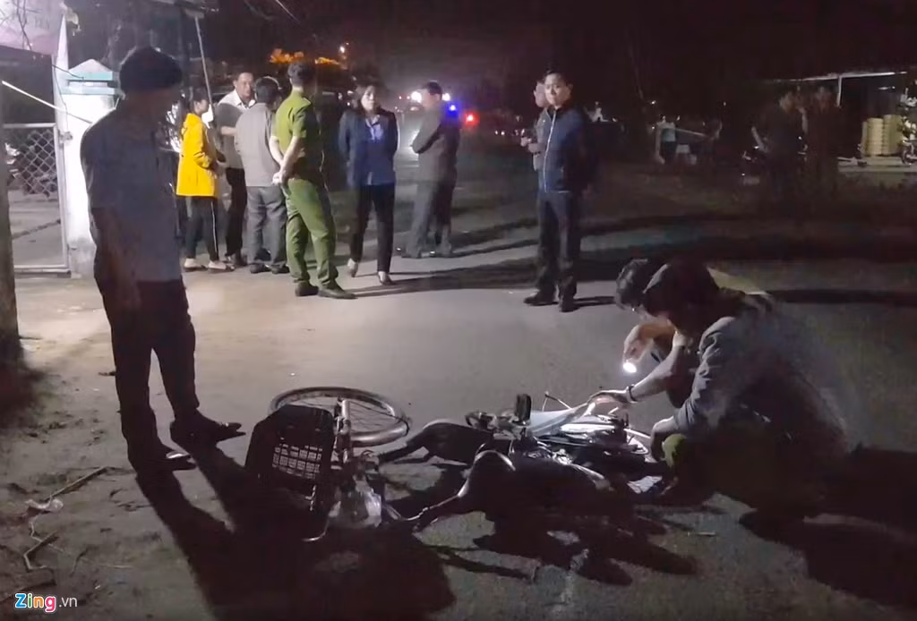 Cảnh sát khám nghiệm hiện trường vụ tai nạn. Chủ tịch UBND huyện Đông Hòa cho biết số nạn nhân tử nạn có các em học sinh.