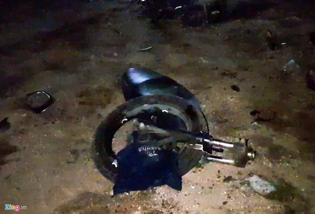 Sau cú va chạm mạnh, phuộc nhún cùng bánh xe phía trước của một xe máy bị gãy, nằm chỏng chơ trên đường.