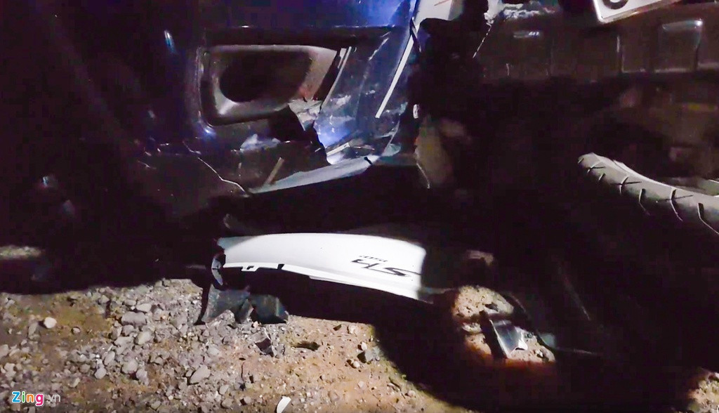 Mảnh vỡ của chiếc SH nằm dưới gầm xe bán tải. Cơ quan chức năng Phú Yên bước đầu xác định tài xế Võ Duy Đô (31 tuổi, ngụ Phú Yên) có uống rượu bia trước khi lái xe tông chết 4 người tối 30/11.