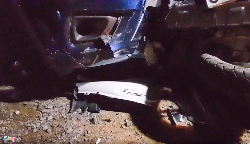 Mảnh vỡ của chiếc SH nằm dưới gầm xe bán tải. Cơ quan chức năng Phú Yên bước đầu xác định tài xế Võ Duy Đô (31 tuổi, ngụ Phú Yên) có uống rượu bia trước khi lái xe tông chết 4 người tối 30/11.