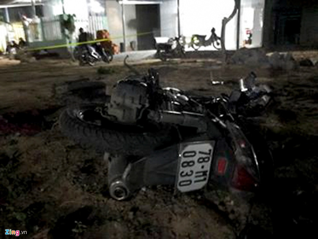 Cú va chạm khiến xe máy của nạn nhân văng xa hơn 5 m.