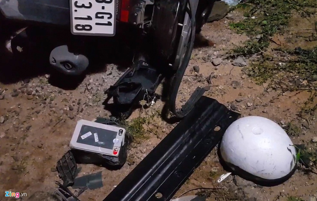 Thiết bị trên xe bán tải bể nát, mũ bảo hiểm văng trên đường.