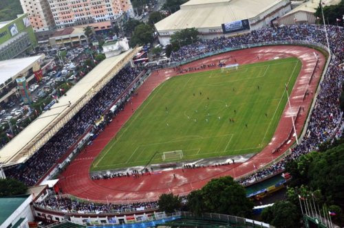 Đáng nói, sân Binan chỉ có một khán đài với sức chứa vỏn vẹn 2.580 chỗ ngồi. Ảnh: Flickr.