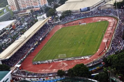 Đáng nói, sân Binan chỉ có một khán đài với sức chứa vỏn vẹn 2.580 chỗ ngồi. Ảnh: Flickr.