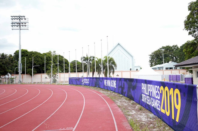 Bên ngoài sân bóng đá là hạng mục thi đấu điền kinh. Ảnh: Khám phá.