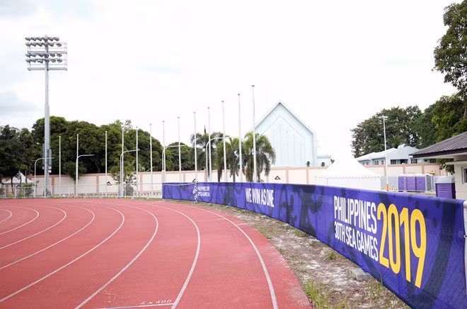 Bên ngoài sân bóng đá là hạng mục thi đấu điền kinh. Ảnh: Khám phá.