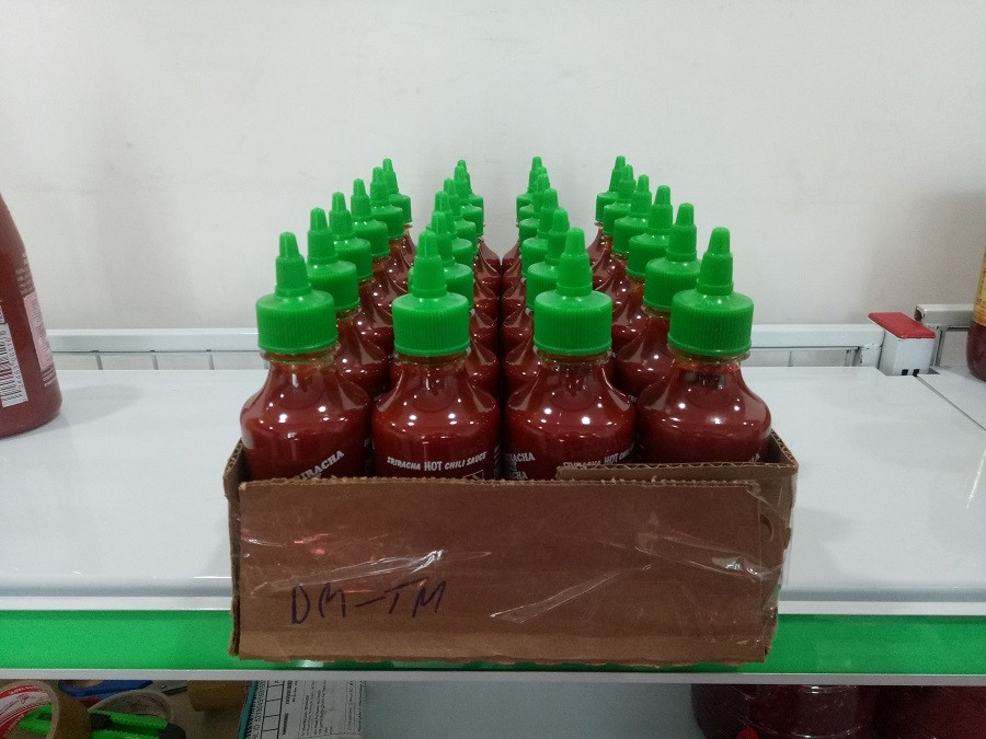 Dở khóc dở cười với khoản thưởng Tết ấy, nhiều nhân viên bàn nhau, mang thùng tương ớt đem bán cho các tiệm tạp hóa để đổi lại tiền mua thứ khác. Ảnh minh họa.