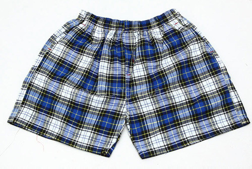 Năm 2013, một công ty may ở quận Hoàng Mai (Hà Nội) khiến các công nhân bất ngờ khi tặng mỗi nhân viên 70 chiếc quần đùi, quần sooc. Ảnh: Dân Việt.