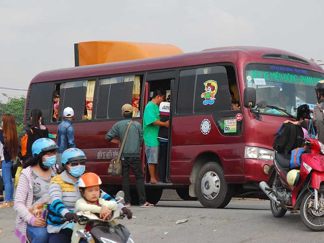 Một công ty ở khu công nghiệp Sài Đồng (Long Biên, HN) từng gây xôn xao khi quyết định tặng vé ô tô cho công nhân về quê ăn Tết. Ảnh minh họa: Plo